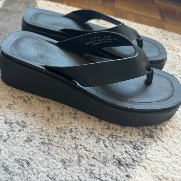 Cushionare black thong platform sandals. Memory foam/faux leather. Size 7.5 - Picture 1 of 4